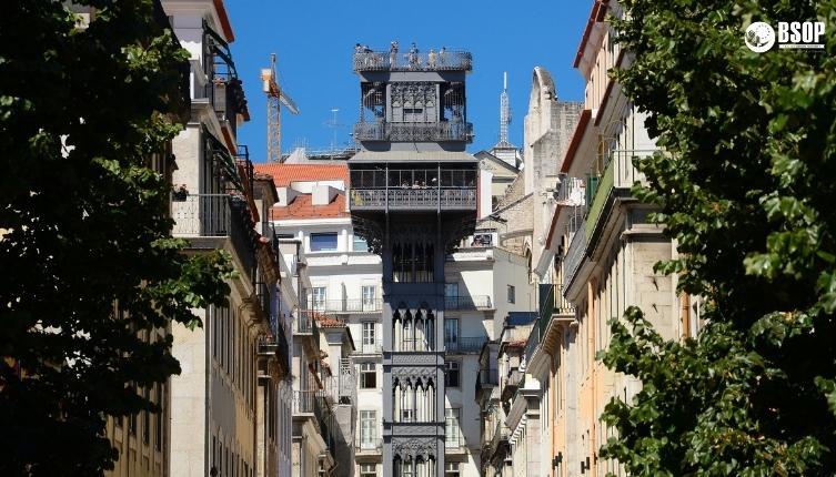 Thang máy San Justa là một trong những điểm đến bạn phải ghé thăm khi du lịch Lisbon