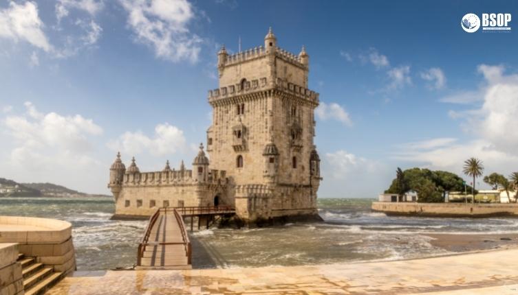 Torre de Belem là một trong những điểm đến bạn phải ghé thăm khi du lịch Lisbon
