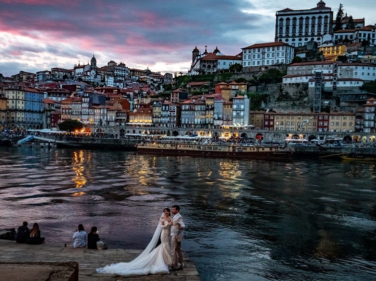 đôi uyên ương chụp ảnh cưới với khung cảnh khu ribeira porto