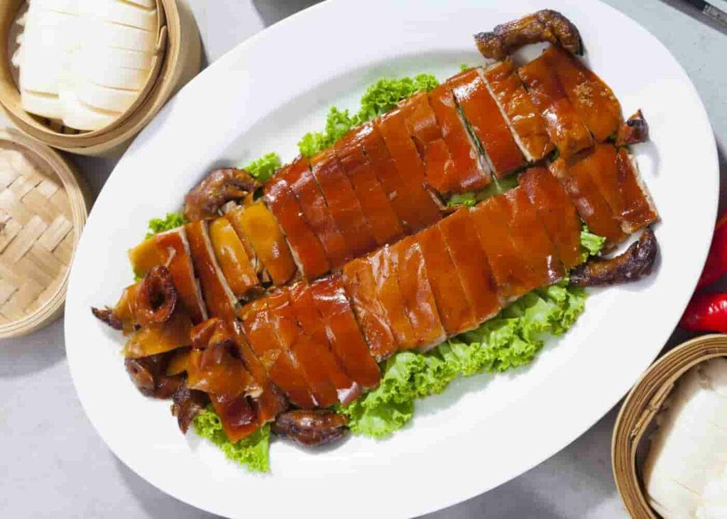 Leitao assado – lợn sữa quay ăn kèm salad