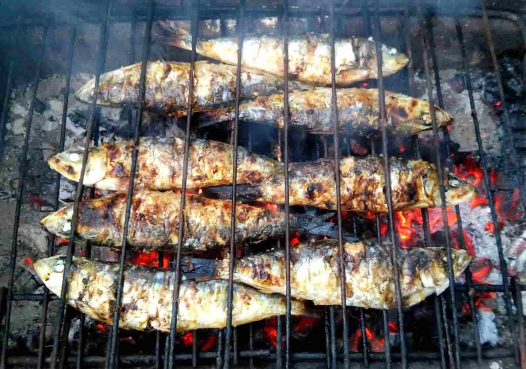 Sardinhas assadas – Cá mòi nướng kiểu Bồ Đào Nha
